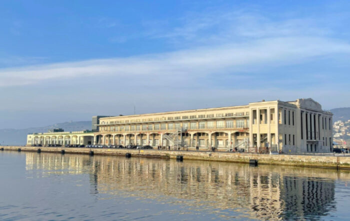 Vista laterale del molo Bersaglieri nel porto di Trieste