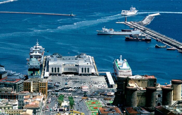 foto aerea del porto di Napoli, molo Angioino