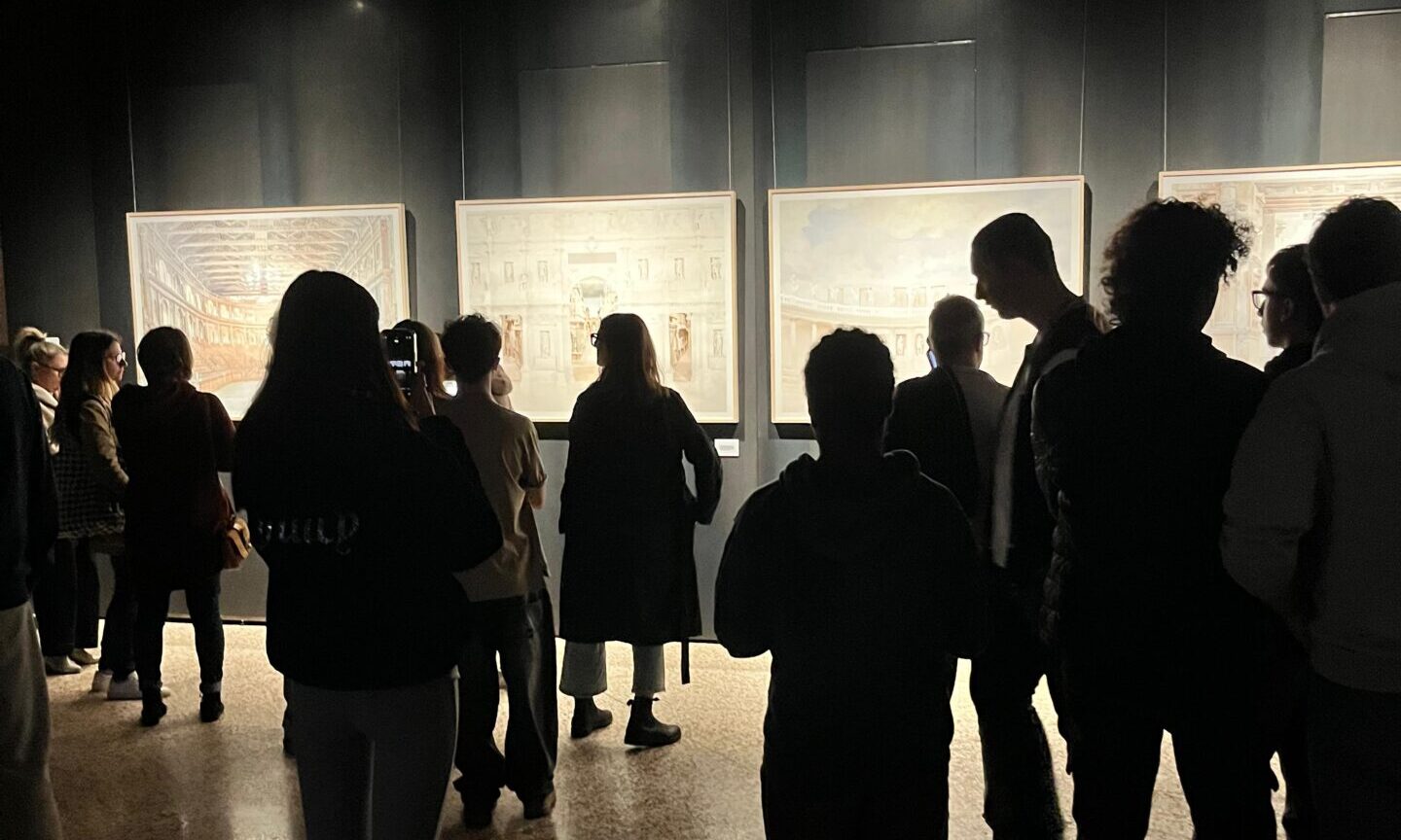 Studenti alla mostra "Teatralità. Architetture per la meraviglia" sponsorizzata da Gemmo